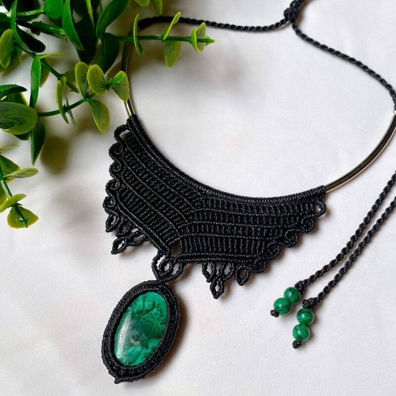 Colar com base metálica e pedra Malaquita