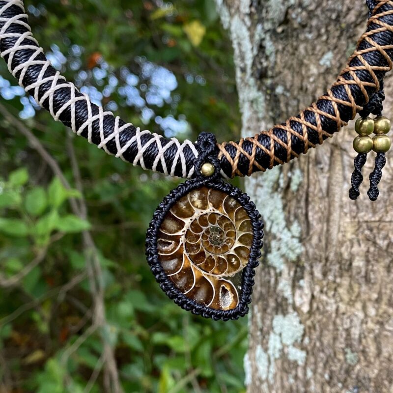 Colar tubular com Fóssil Amonite