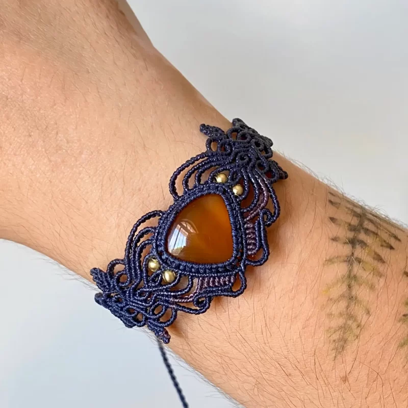 Pulseira em micro macramê com Pedra Cornalina
