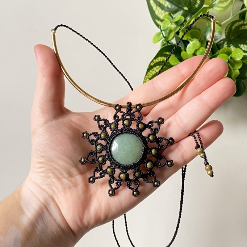 Colar com pingente de mandala em micro macramê artesanal.