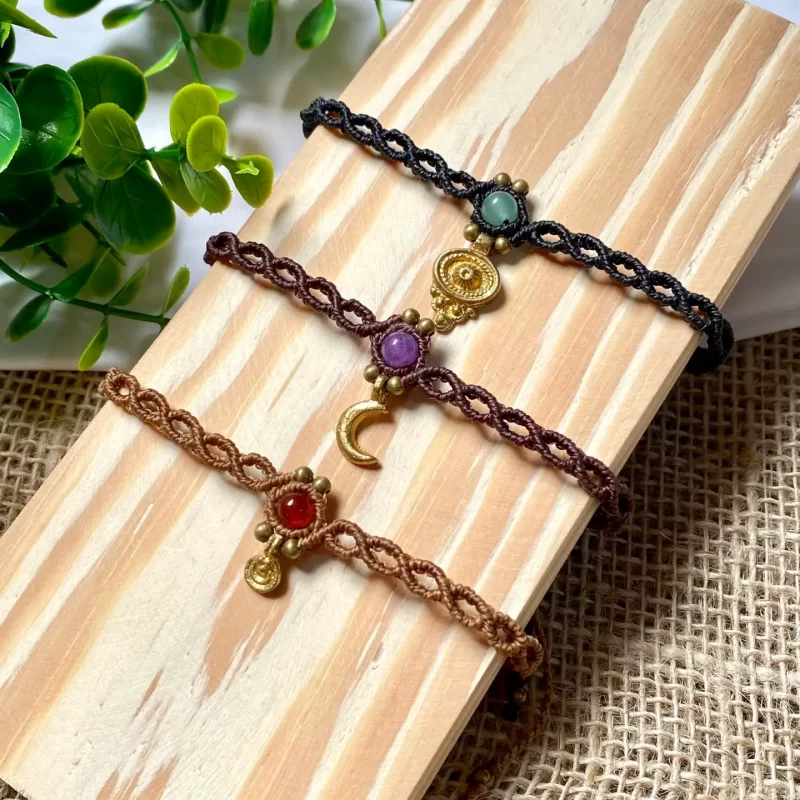 Tornozeleira artesanal feito à mão com cristais naturais, produzido em macramê pela Roots Artesanatos.