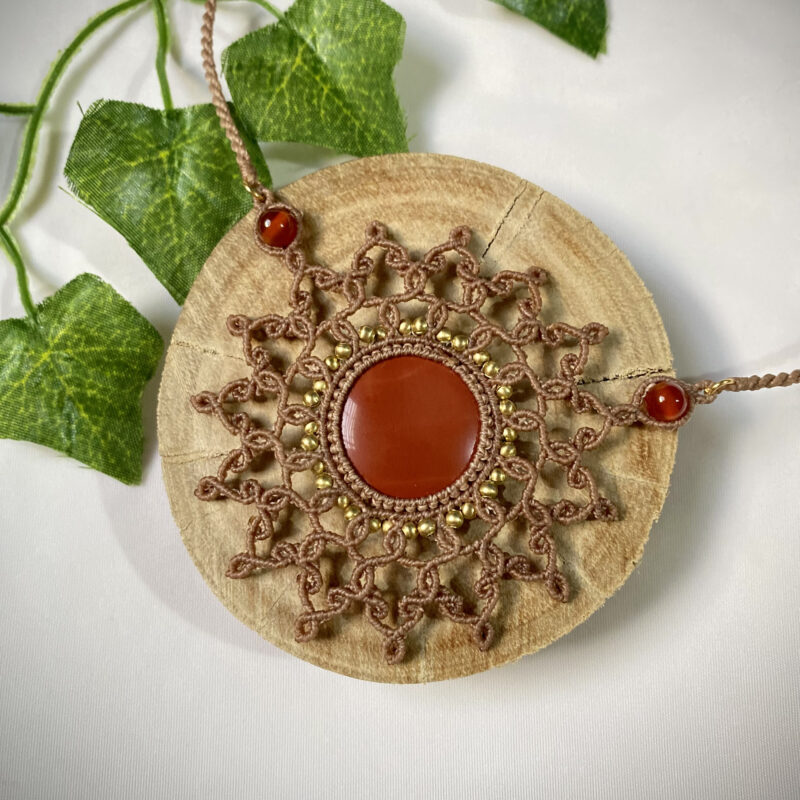 Colar artesanal feito à mão com jaspe vermelho, produzido em macramê pela Roots Artesanatos.