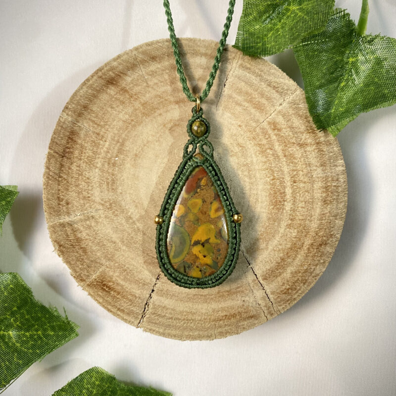 Colar artesanal feito à mão com jaspe pistache, produzido em macramê pela Roots Artesanatos.