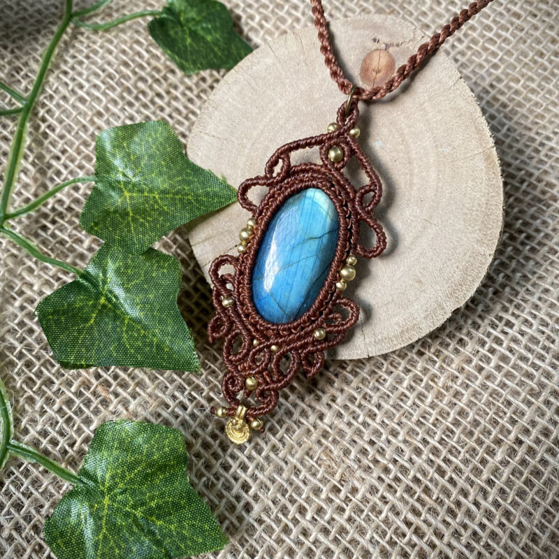Colar artesanal feito à mão com labradorita azul, produzido em macramê pela Roots Artesanatos.