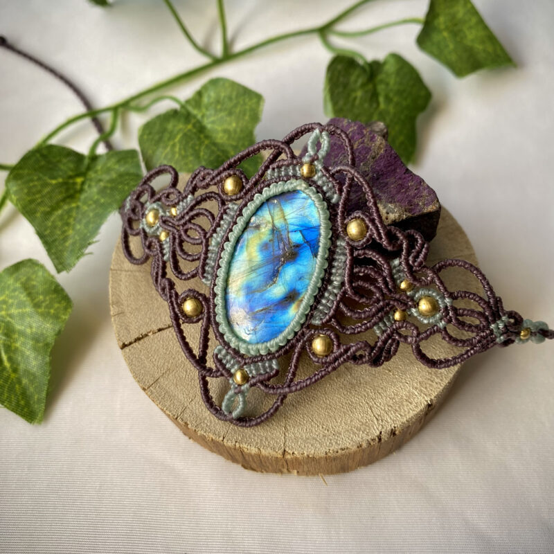 Colar artesanal feito à mão com labradorita, produzido em macramê pela Roots Artesanatos.