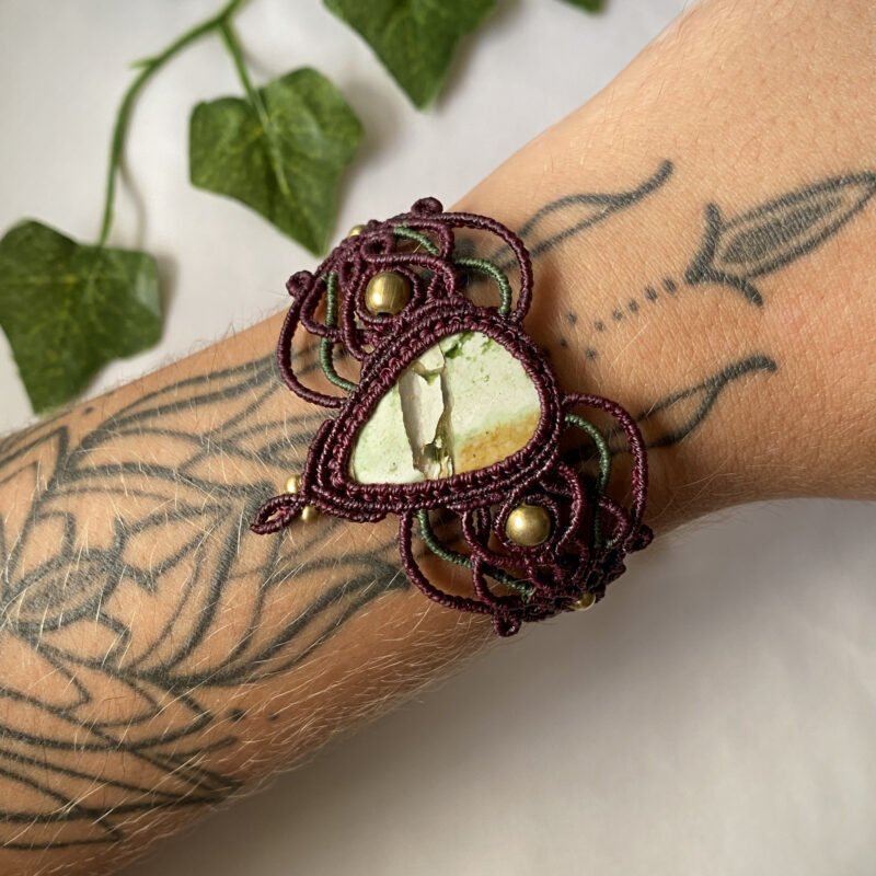 Pulseira artesanal feito à mão com calcedonia cromo, produzido em macramê pela Roots Artesanatos.