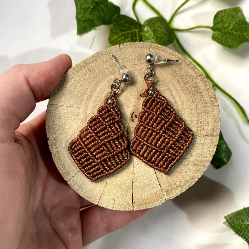 Par de brincos em macramê
