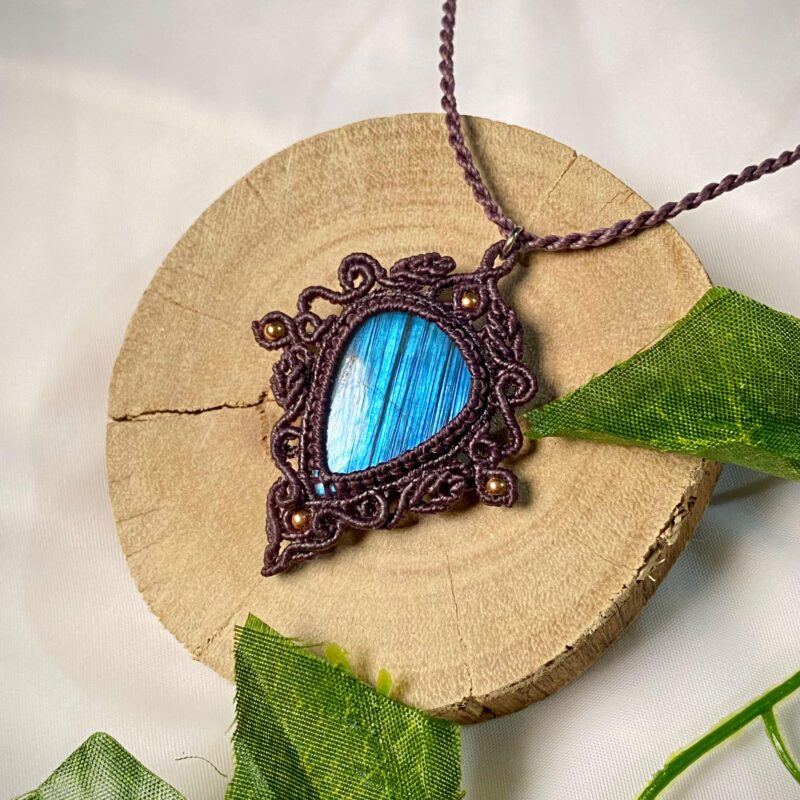 Pingente Delicado em Micro Macramê