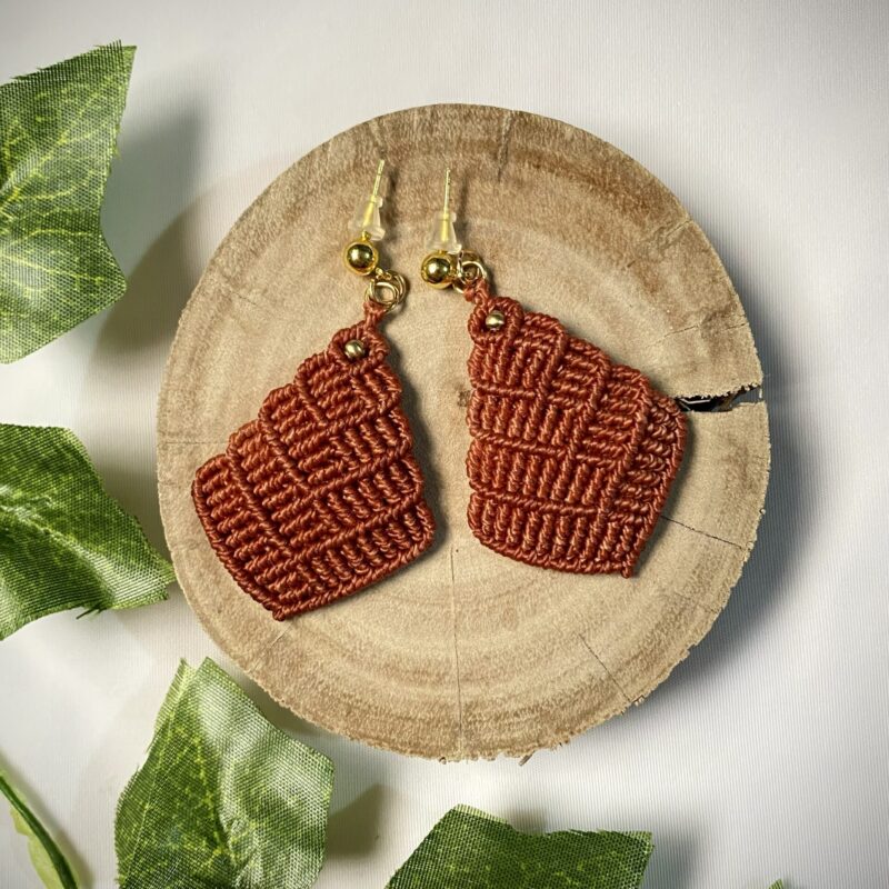 Par de brincos em macramê