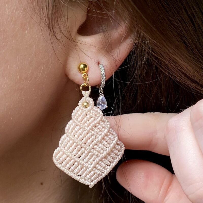 Par de brincos em macramê