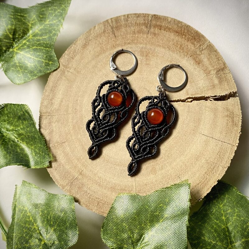 Par de brincos com esfera Cornalina