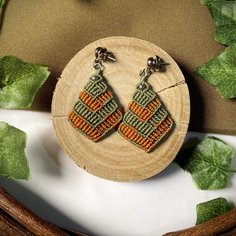 Par de brincos em macramê colorido