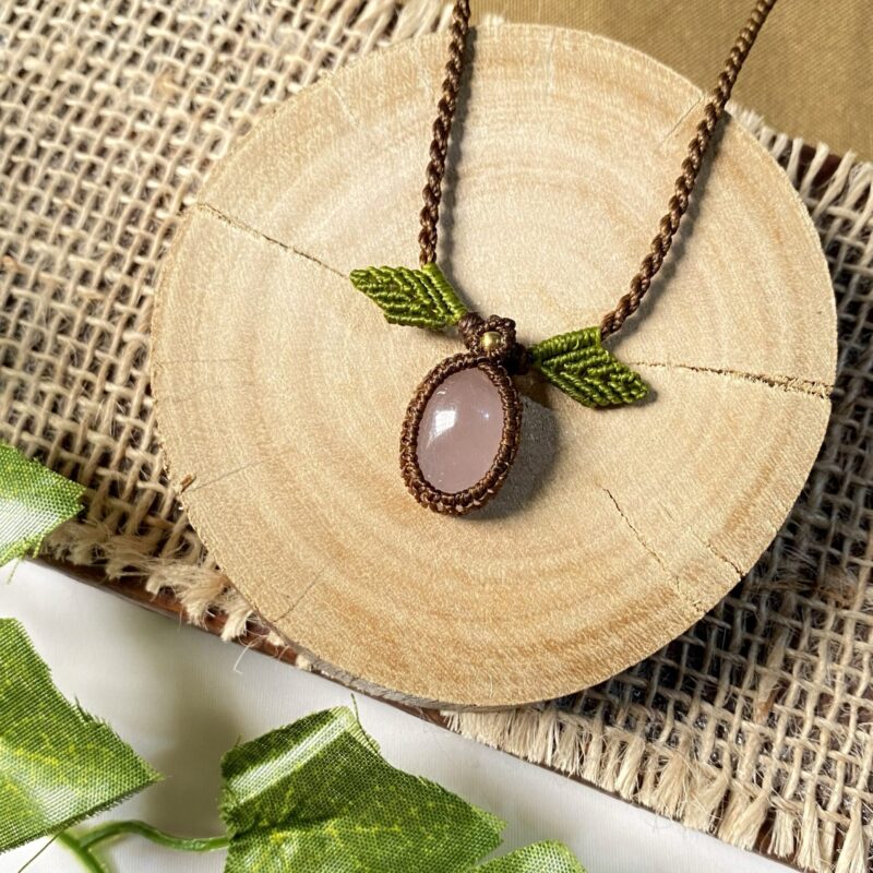 Colar com folhinhas e Quartzo rosa