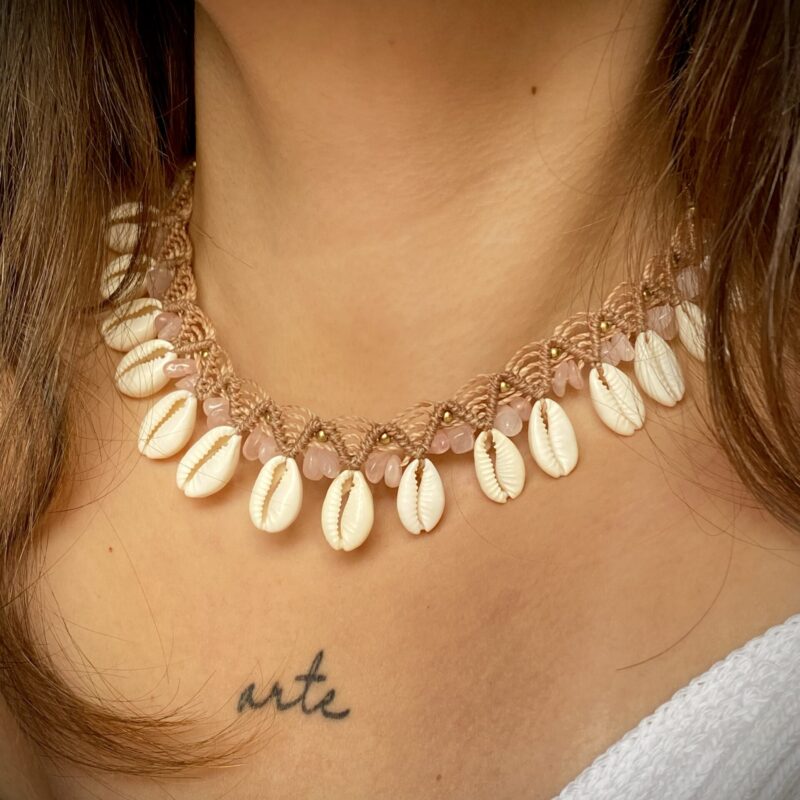 Gargantilha Búzios e Quartzo Rosa