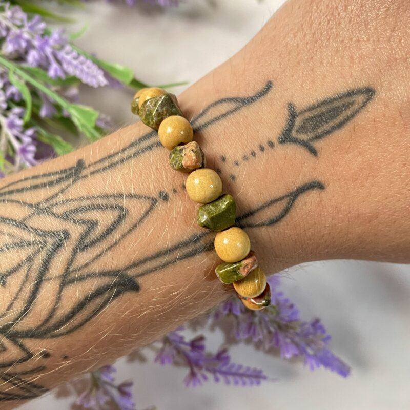 Pulseira com Unakita e miçangas de madeira