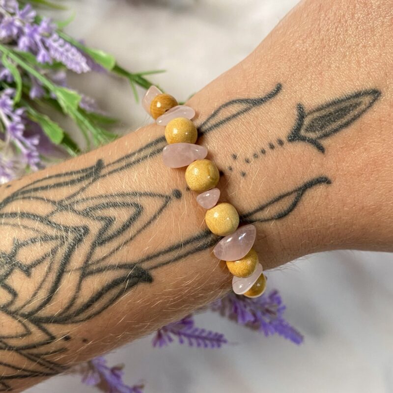 Pulseira com Quartzo rosa e miçangas de madeira