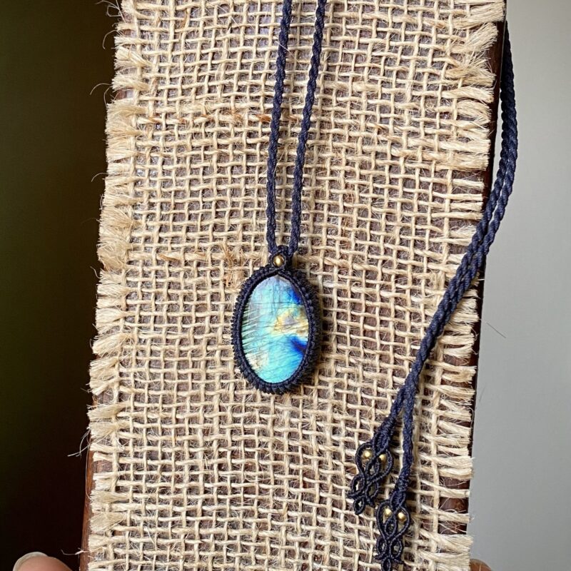 Colar Minimalista com Labradorita Azul