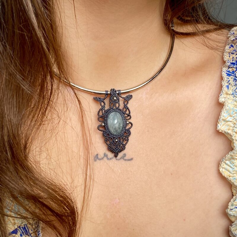 Colar na base metálica com Água Marinha natural