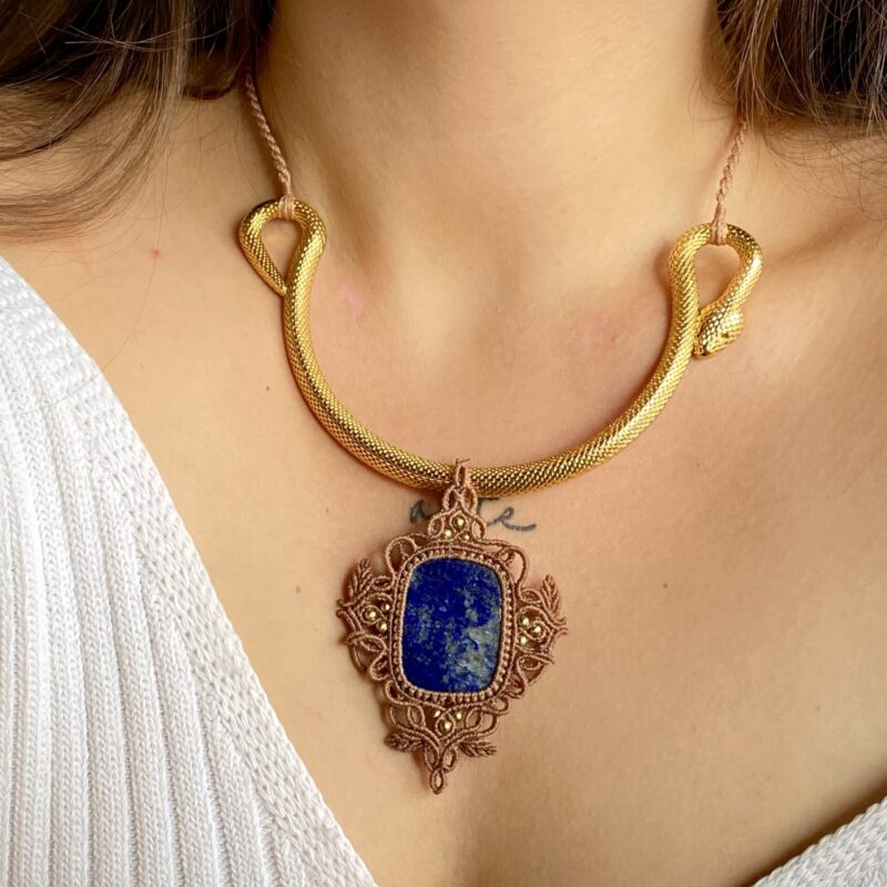 Colar com Lápis Lazúli e Cobra Dourada