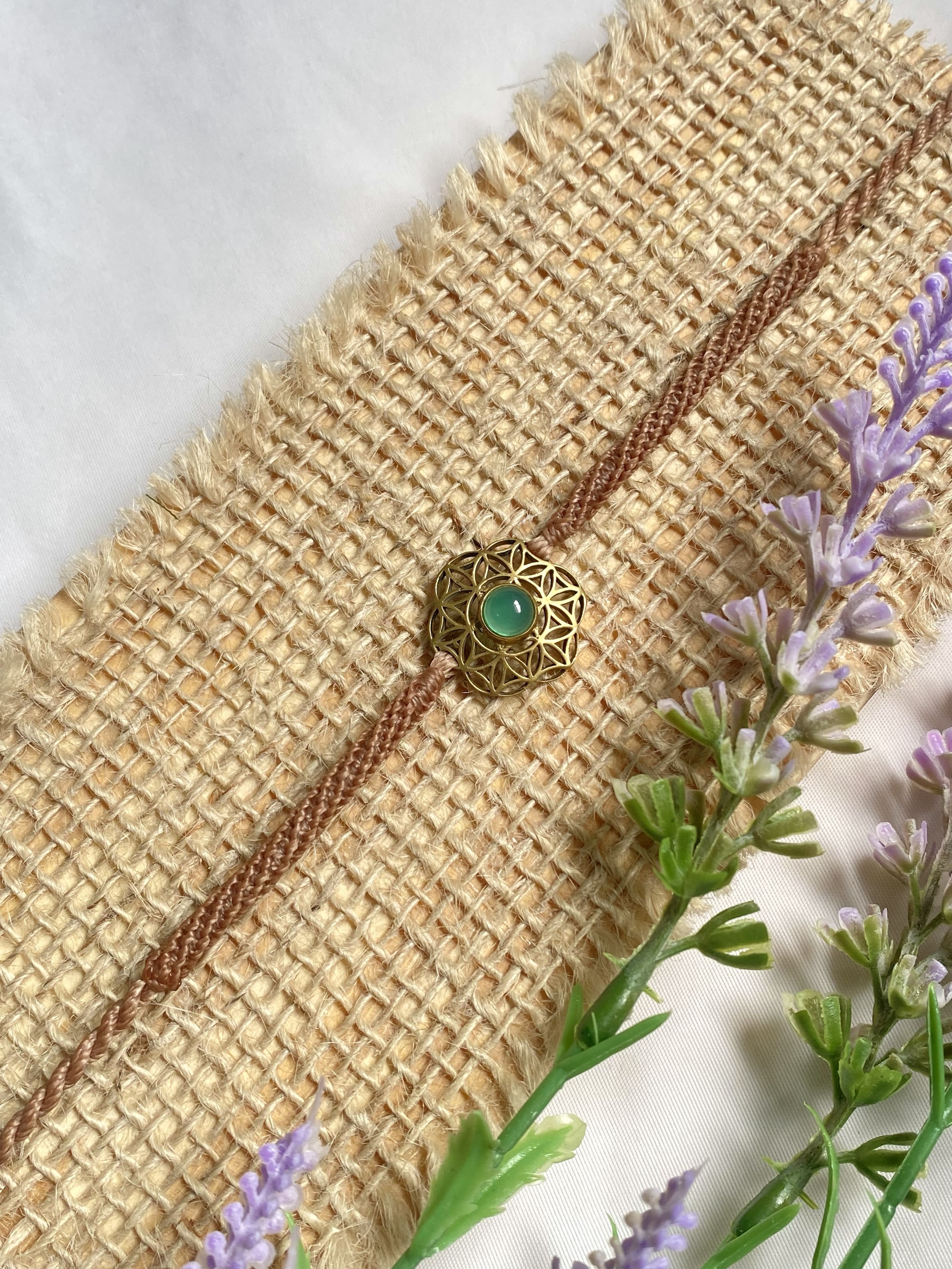 Pulseira detalhe brass indiano e Quartzo Verde