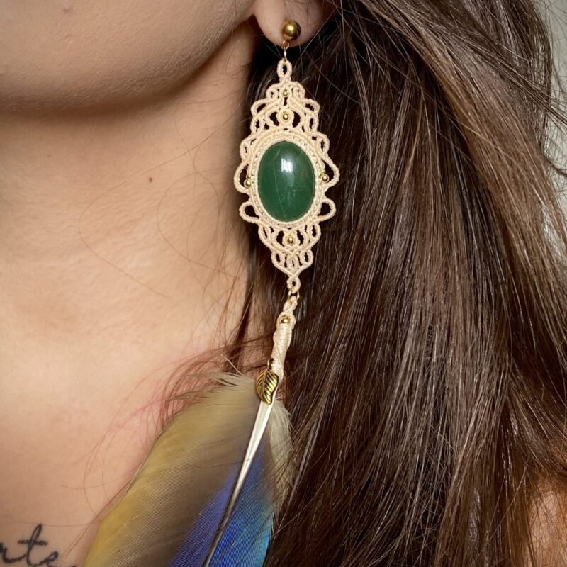 Brinco solitário com Quartzo verde e Pena de Arara Canindé