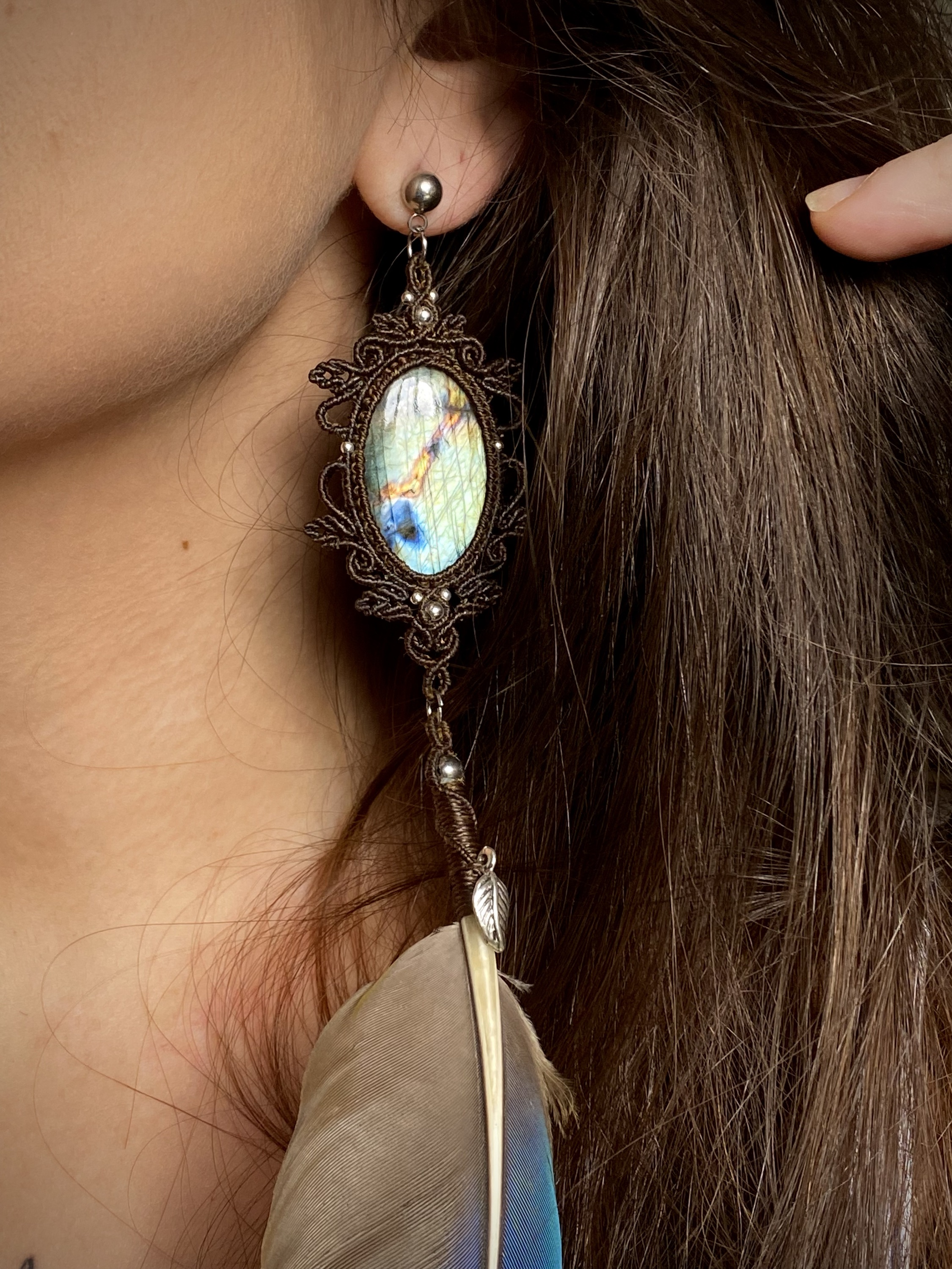 Brinco solitário com Pedra Labradorita e Pena de Arara Canindé