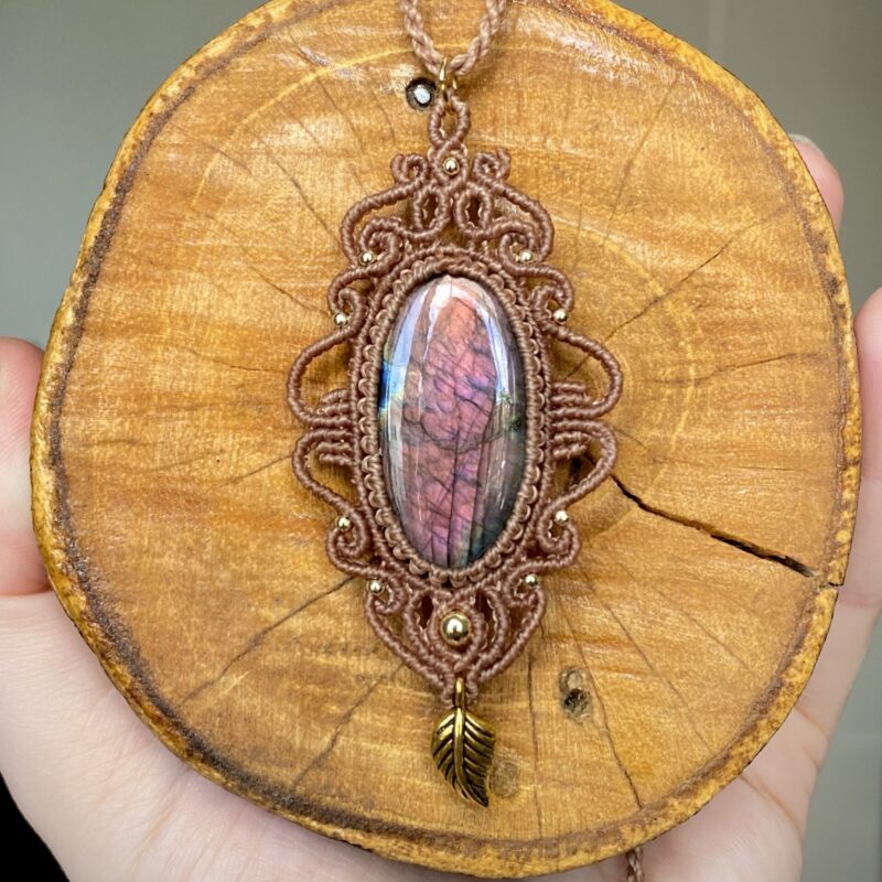 Colar pingente com Labradorita roxa natural