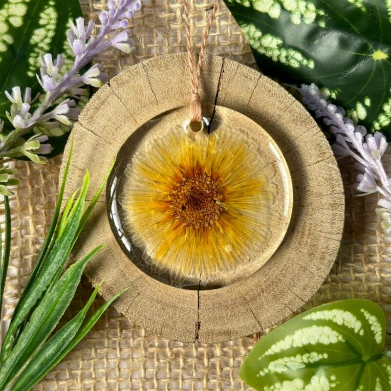 Colar em resina botânica com flor Crisântemo amarelo