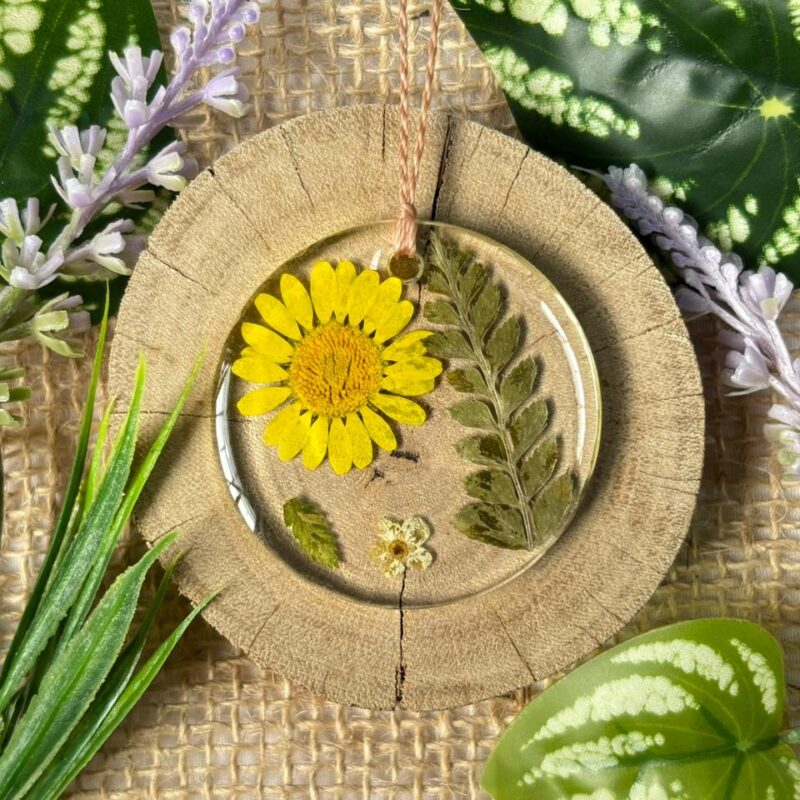 Colar em resina botânica com Margarida amarela e Samambaia