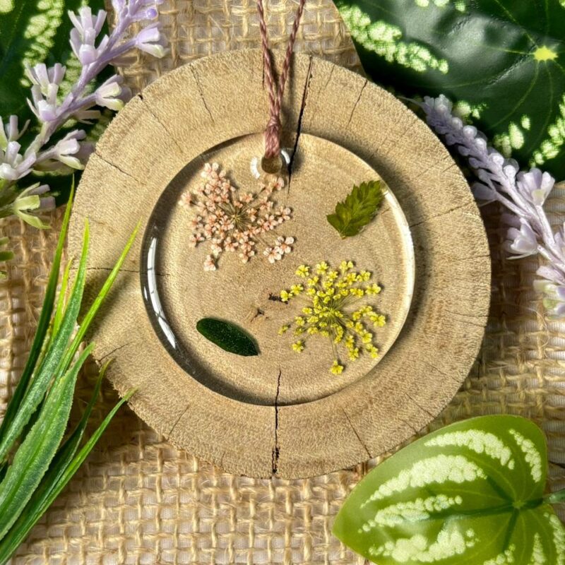 Colar em resina botânica com Flor Renda da rainha