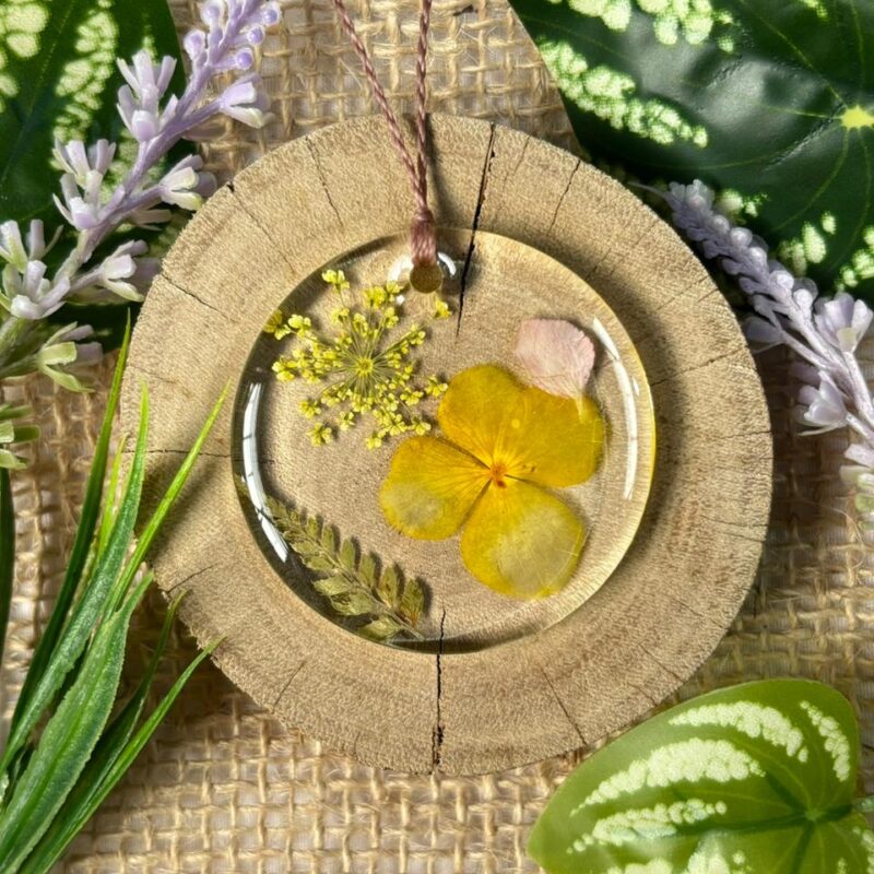 Colar em resina botânica com Flor Hortênsia amarela/Samambaia/Renda da Rainha e Flor de cerejeira