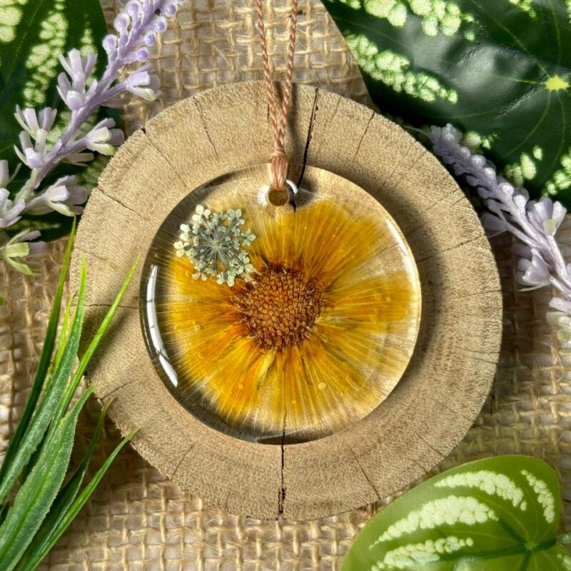 Colar em resina botânica com Flor Margarida Amarela e Renda da Rainha