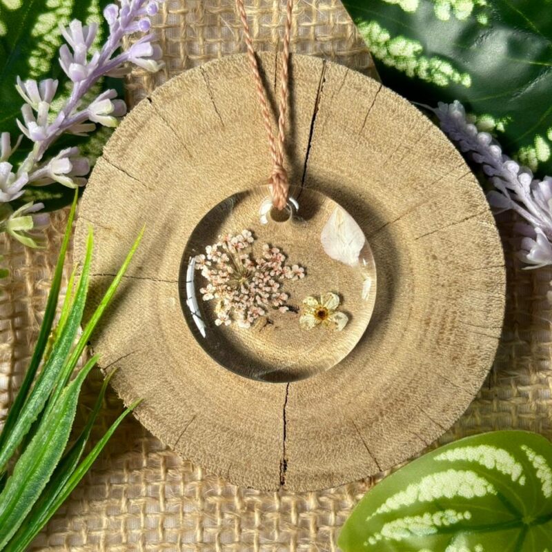 Colar em resina botânica com Flor Renda da rainha e Sempre viva