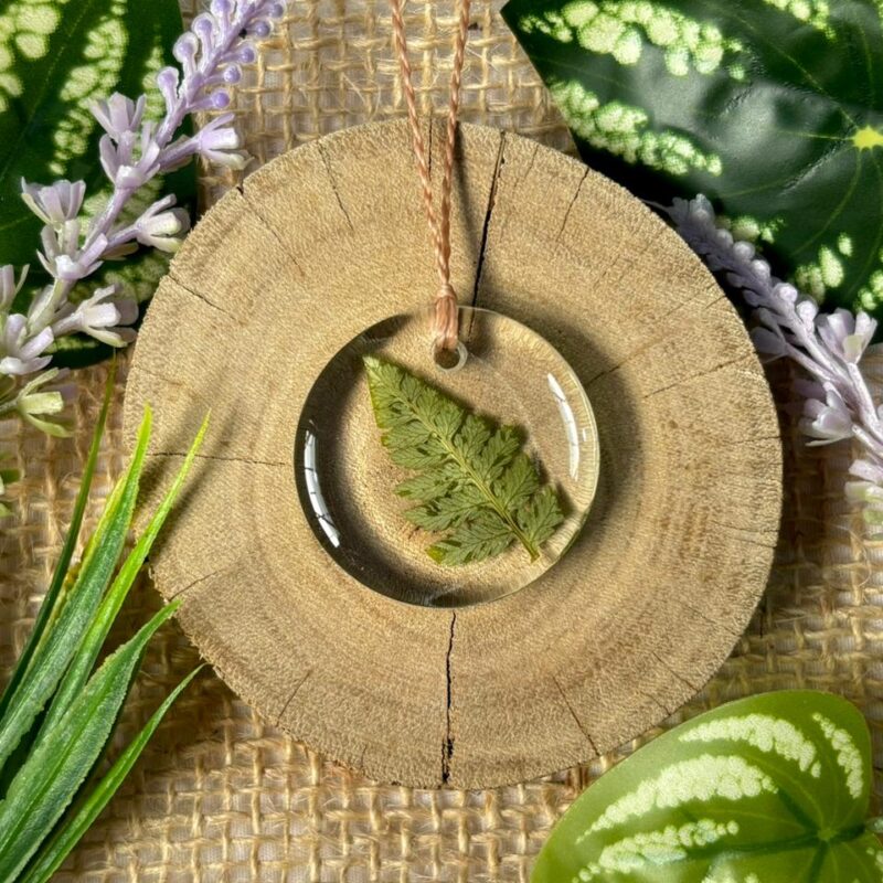 Colar em resina botânica com Flor de Samambaia