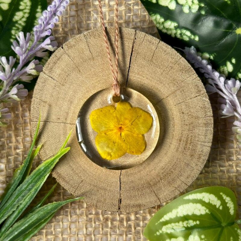 Colar em resina botânica com Flor Ranúnculo