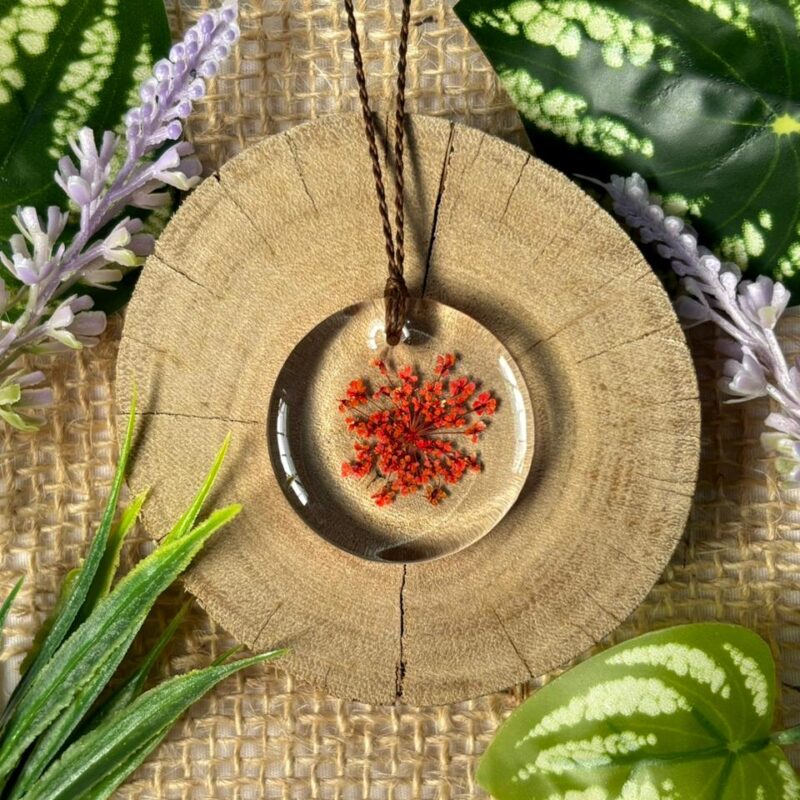 Colar em resina botânica com Flor Renda da rainha