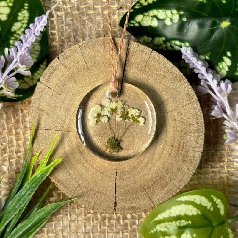 Colar em resina botânica com Flor Sempre viva do campo