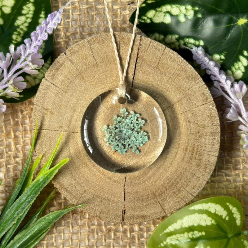 Colar em resina botânica com Flor Renda da rainha