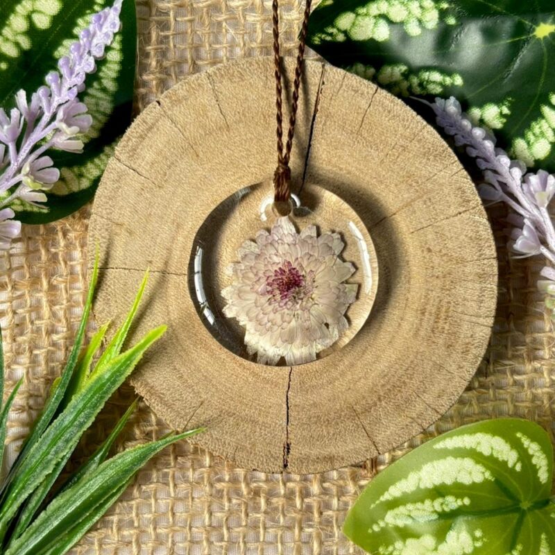 Colar em resina botânica com Flor Scabiosa