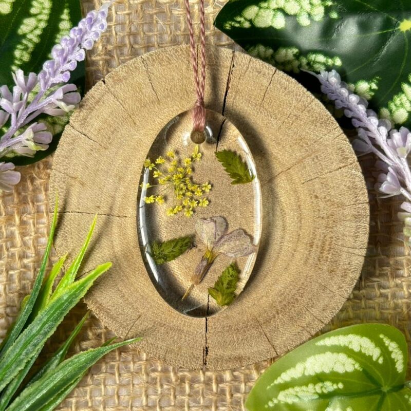 Colar em resina botânica com Flor Renda da rainha e Lobélia
