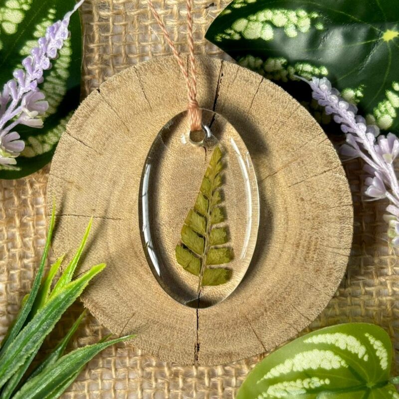 Colar em resina botânica com Flor de Samambaia