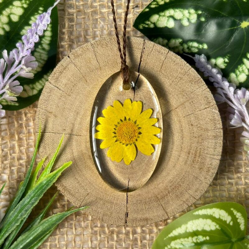Colar em resina botânica com Flor Margarida amarela