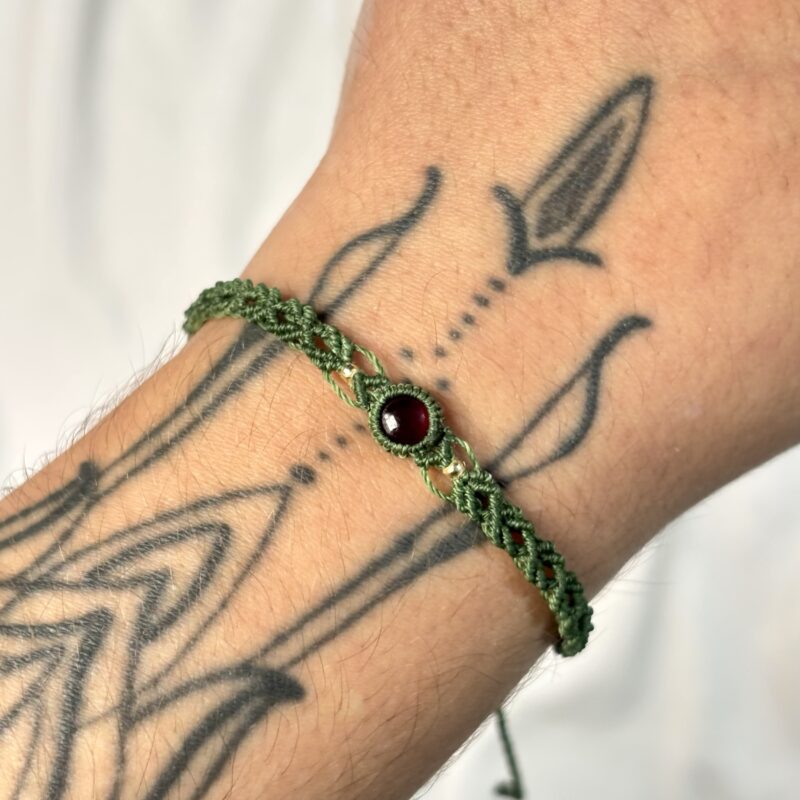 Pulseira delicada com Granada natural