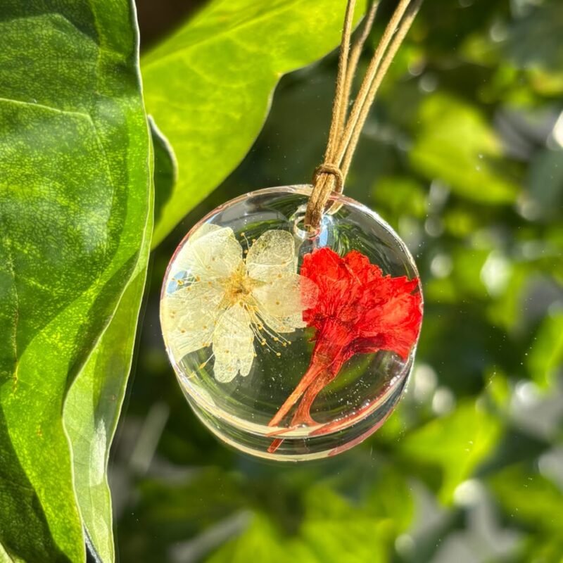 Colar em resina botânica com Flor de Cerejeira e Esporinha