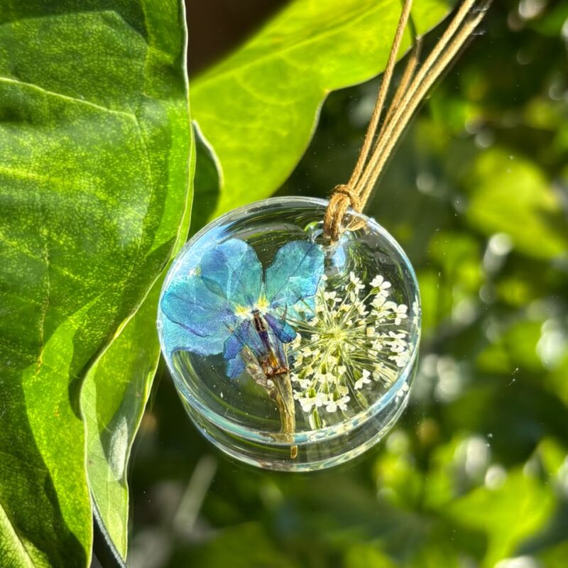 Colar em resina botânica com Flor Esporinha e Renda da Rainha
