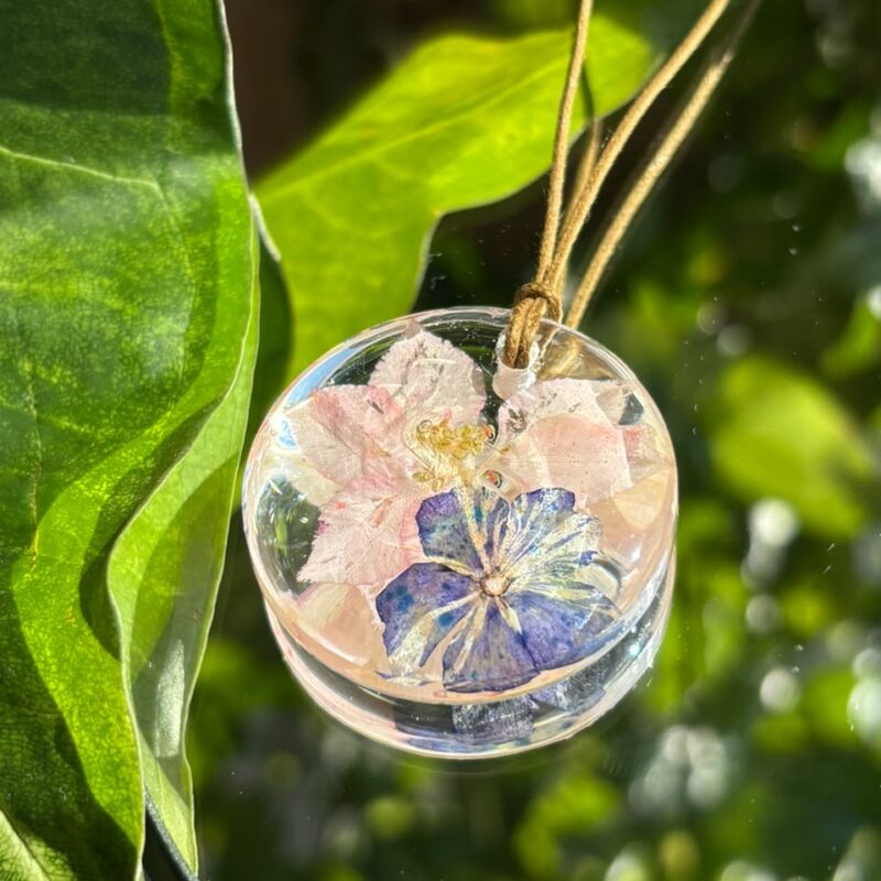Colar em resina botânica com Flor Esporinha e Hortênsia