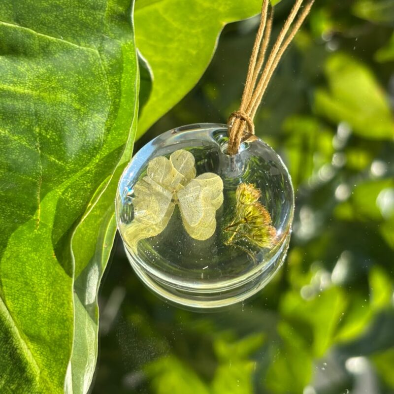 Colar em resina botânica com Flor Gipsofila e Trevo