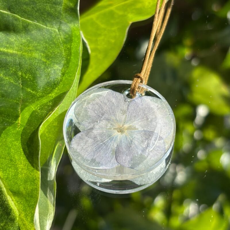 Colar em resina botânica com Flor Hortênsia
