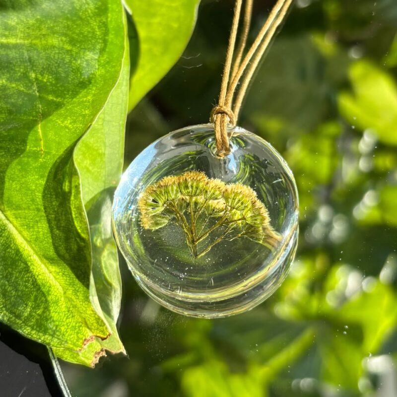 Colar em resina botânica com Flor Gipsofila
