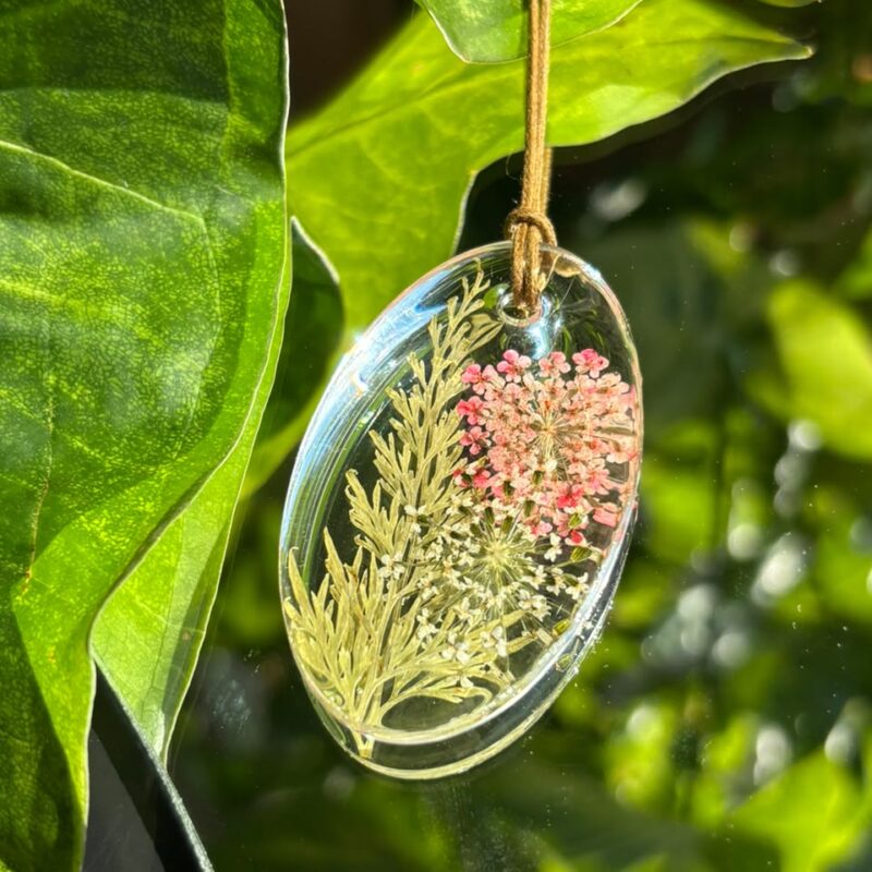 Colar em resina botânica com Flor Renda da Rainha e Artemísia